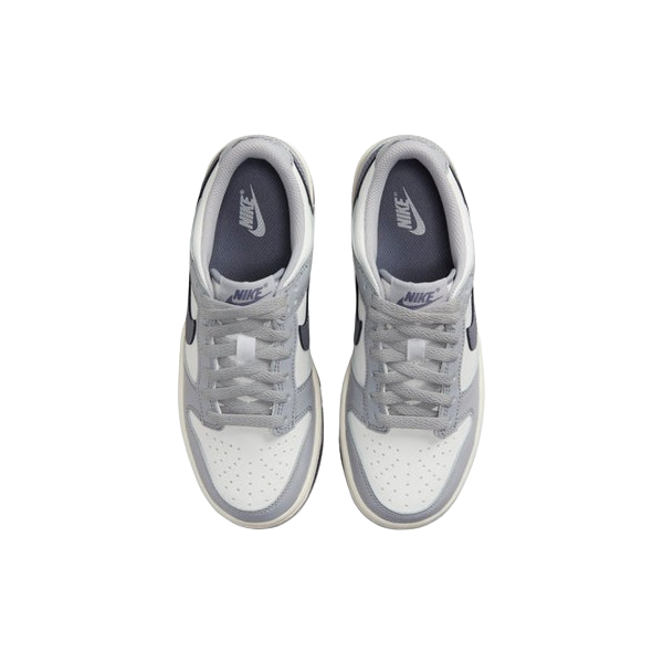 Tênis Dunk Low "Light Carbon" Feminino Cinza