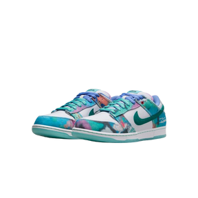 Tênis Futura Laboratories x Nike SB Dunk Low "White and Geode Teal"