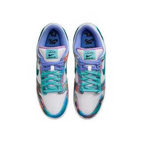 Tênis Futura Laboratories x Nike SB Dunk Low "White and Geode Teal"