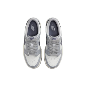 Tênis Dunk Low "Light Carbon" Feminino Cinza